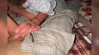 Madrastra Entra Al Cuarto De Su Hijastro Y Lo Encuentra Con La Verga De Fuera Ella Se Calienta Y Le Pide Que Se La Coja