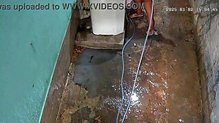 隐藏摄像头捕捉MILF继母洗澡然后在私人院子里闪现大自然奶子