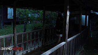 Ryoko Murakami 饰演顽皮日本熟女 在户外口交导致爆炸射精结局