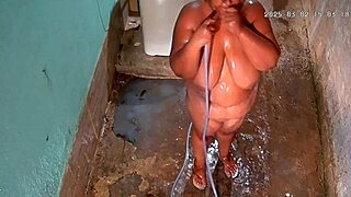 隐藏摄像头捕捉MILF继母洗澡然后在私人院子里闪现大自然奶子