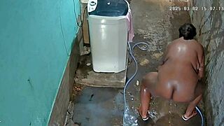 隐藏摄像头捕捉MILF继母洗澡然后在私人院子里闪现大自然奶子