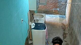 隐藏摄像头捕捉MILF继母洗澡然后在私人院子里闪现大自然奶子