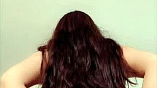 Desnudando A Doña Mary Cuando Su Esposo Se Va