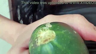 Estava com tanto calor que abri as pernas sem calcinha e peguei o pepino molhadinho pra roçar na minha buceta depilada grande... uma delícia de massagem e masturbação madura!