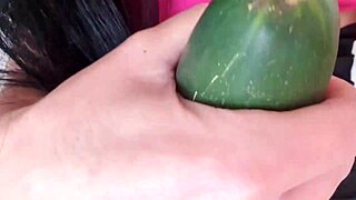 Estava com tanto calor que abri as pernas sem calcinha e peguei o pepino molhadinho pra roçar na minha buceta depilada grande... uma delícia de massagem e masturbação madura!
