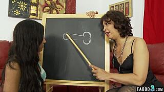 拉丁成熟后妈Lana Sands教导如何深喉口交