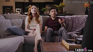 嘿，继母试图阻止继兄妹打架，但事情变得有点不正经了