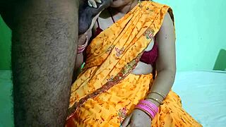 इंडियन ने अपने बेटे के ट्यूशन टीचर के साथ चुदाई की, bedroom में rough sex