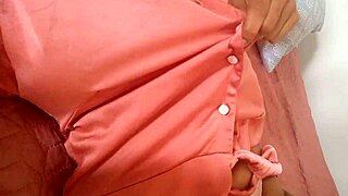 Es una puta rica mi madrastra se masturba despues de salir de su trabajo!