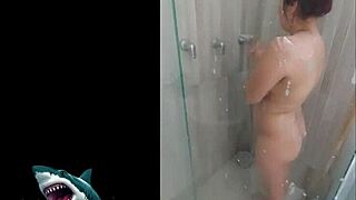 Mi Vecina Me Enseña SUS HABILIDADES SEXUALES En La Ducha