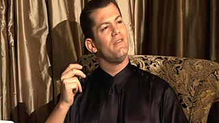 她开始用剃毛阴户上下猛撞粗大鸡巴，然后让情人深喉口交、肛交到嘴、双插面部射精，在内衣中