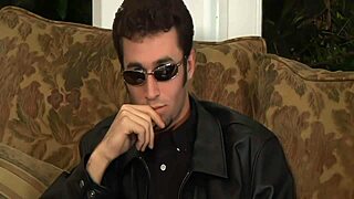 她开始用剃毛阴户上下猛撞粗大鸡巴，然后让情人深喉口交、肛交到嘴、双插面部射精，在内衣中