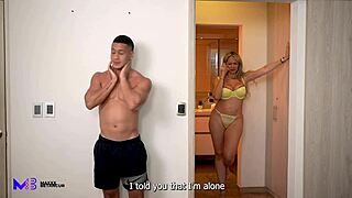 我的继母Monique Fuentes吸我的大鸡巴，这样我就不会告诉继父Max Betancur。