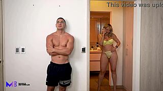 我的继母Monique Fuentes吸我的大鸡巴，这样我就不会告诉继父Max Betancur。