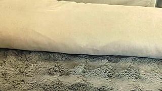 中国熟女从客厅玩到卧室，大量湿润清澈液体流淌