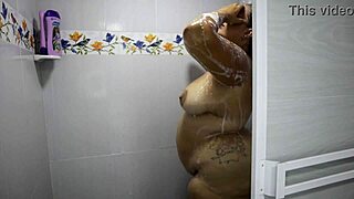 Chica gordita con tetas grandes en la ducha
