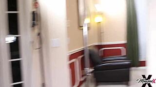 亚洲Maxine X处理黑人大鸡巴群，在狂野群交中后入和说脏话