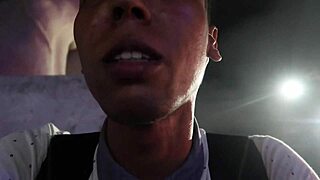 me encierro con esta morena que le ofrezco dinero