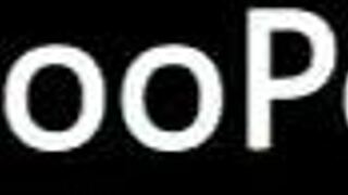 吸鸡巴熟女在魅力角色扮演幻想中从后面被猛干。全片展示群体禁忌动作。