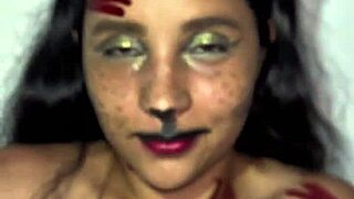 fiesta de halloween y entran al cuarto a follar de lo caliente que estaban parecia virgen de lo cerrada que estaba