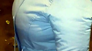 madura usando hilo rojo en leggins transparentes captada en la calle