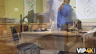 Milf says, No tengo miedo de follar por dinero en la oficina.