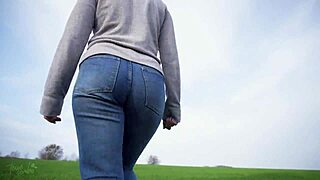 Watch this phat-ass milf tease in tight jeans outdoors