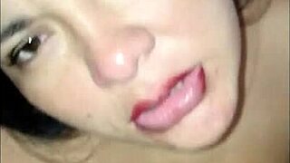 Mi hermosa vecina orinada en cara tragando semen de mi verga enorme