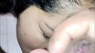 Mi hermosa vecina orinada en cara tragando semen de mi verga enorme