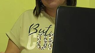 mi madrastra latina bbw con lencería me folla el culo porque reprobé universidad y me hace correrme adentro