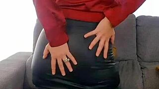 hey you love my fat ass in this tight leather skirt?