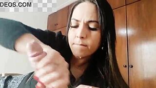 Funcionária Dá Boquete Explosivo pro Chefe no Almoço!