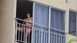 Zorra vecina masturba afuera follada mientras marido ausente!