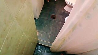 Mi madrastra squirts fingering in shower
