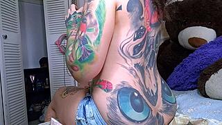 i spot stepmommy's big buttcrack as she paints nails unaware