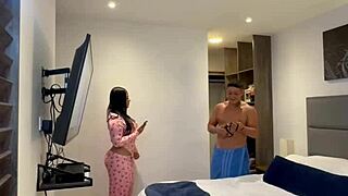 HERMANASTROS SHARE BED FOR COLD BUT END UP FUCKING HOT - THALIA RESTREPO Y FELIPE ROMERO!