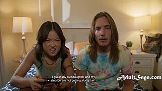 娇小亚裔继妹偷窥继母发骚加入禁忌勒索