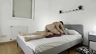 sucia inquilina paga con su coño apretado mientras el roommate la folla duro en el dormitorio